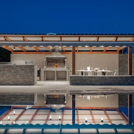 Antonia Villa - Luxurious Serenity With Private Pool, By Zantewize Kalipádhon Exterior photo