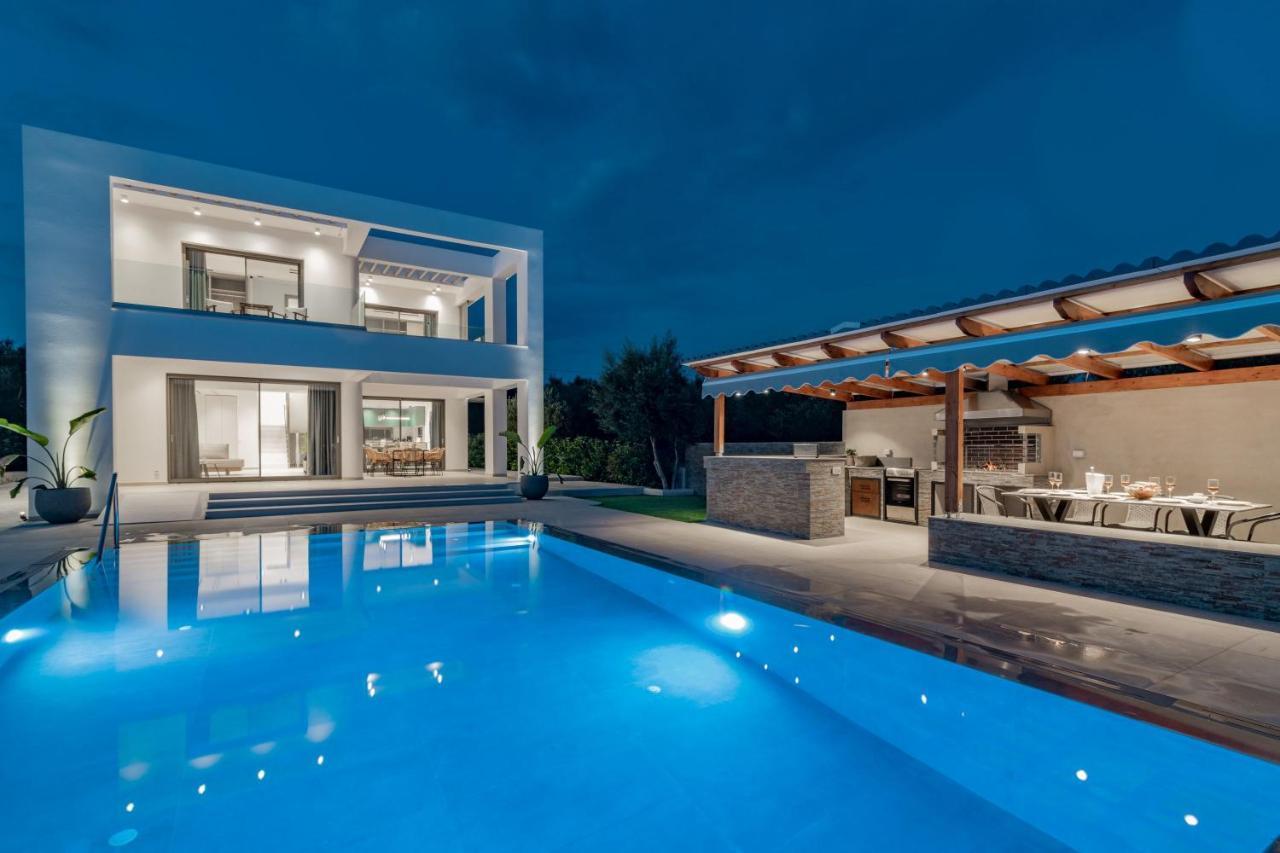 Antonia Villa - Luxurious Serenity With Private Pool, By Zantewize Kalipádhon Exterior photo